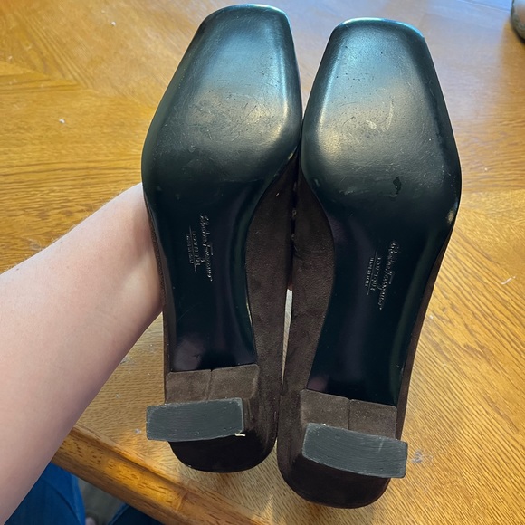 Salvatore Ferragamo 8.5 Brown Suede Embroidered Vintage Pumps - Picture 5 of 7